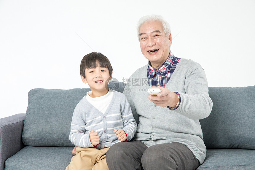 祖孙在沙发上看电视图片