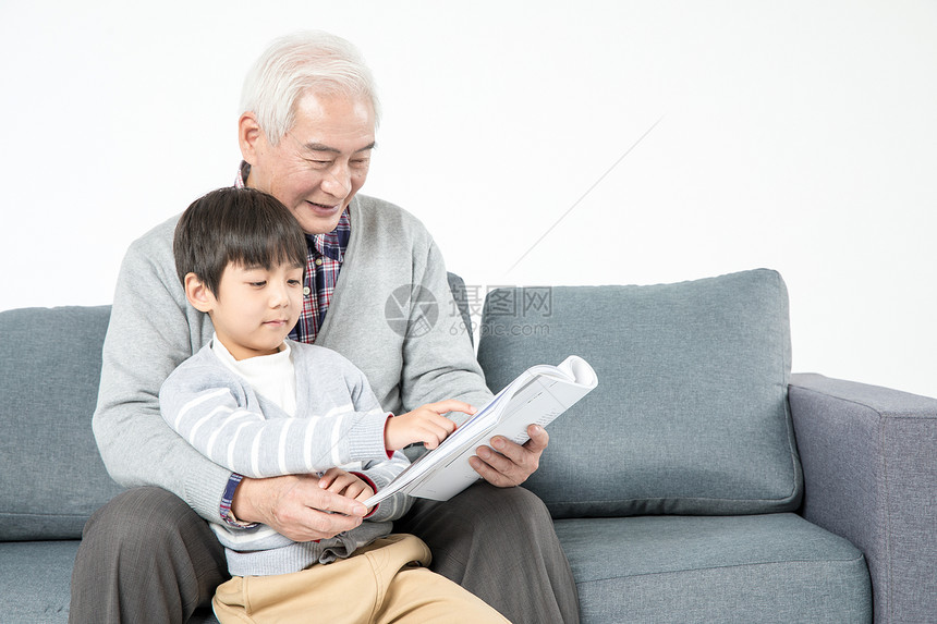 祖孙在沙发上看书图片