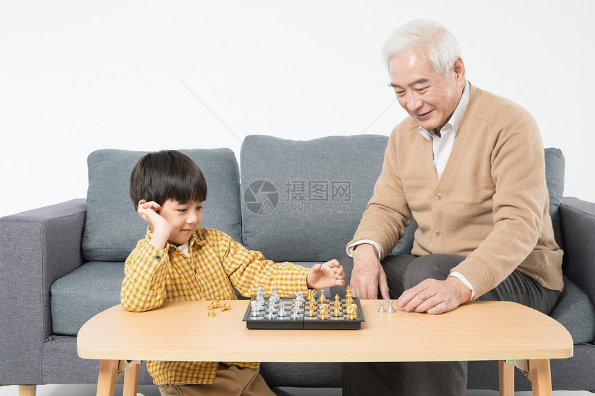 祖孙在沙发上下棋图片