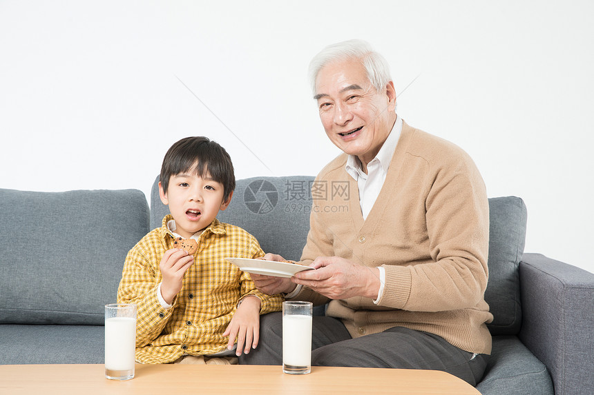 祖孙沙发上吃早餐图片