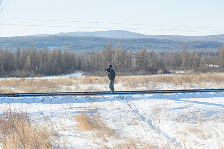 冬季雪地里摄影师采风背景图片