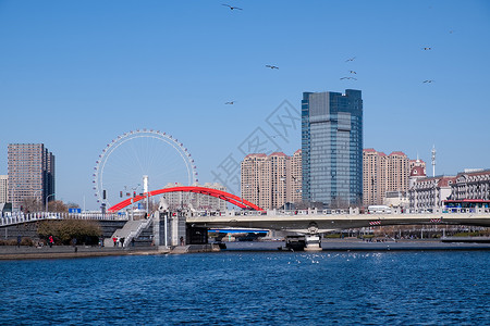 天津海河边摩天轮和桥高清图片