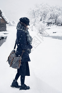 雪地中的日系少女背景图片