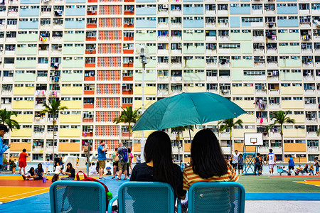 两个人撑伞纯香港彩虹邸旅行背景