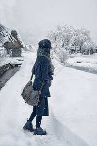 雪地中的日系少女背景图片