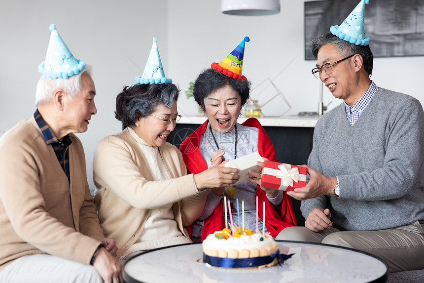 生日聚会的老年人图片