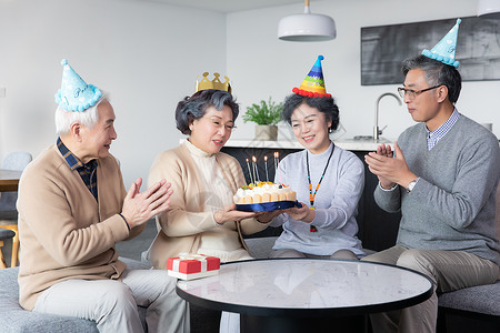 生日聚会的老年人图片