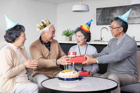 生日聚会的老年人背景图片