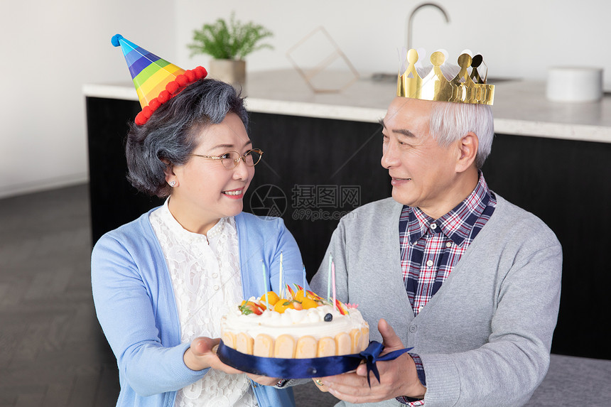 金婚夫妻过生日图片