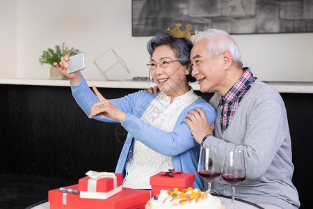 生日自拍的爷爷奶奶高清图片