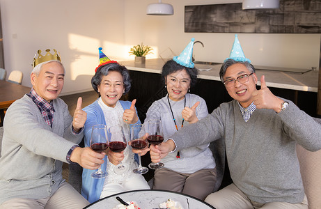 聚会过生日的老年人图片
