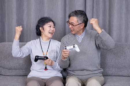 一起打游戏的老年夫妻图片
