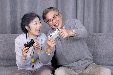 一起打游戏的老年夫妻背景图片