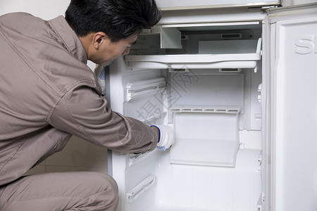 冰箱打开工人上门维修冰箱背景
