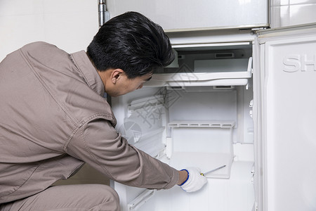工人上门维修冰箱图片
