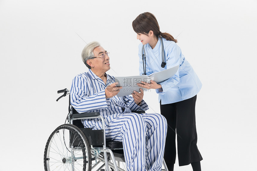 女医护人员照顾坐轮椅的老人图片