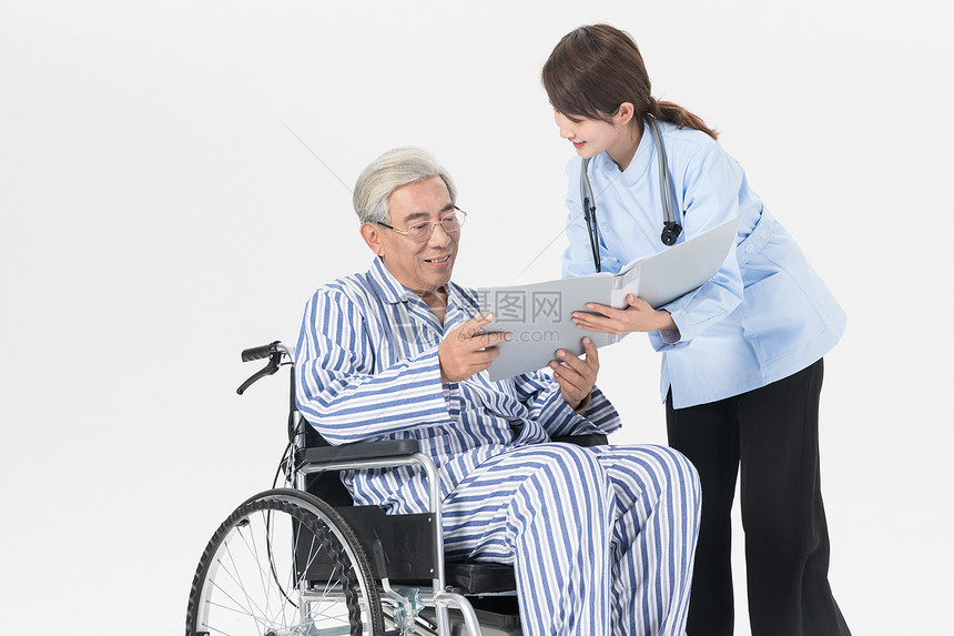 女医护人员照顾坐轮椅的老人图片