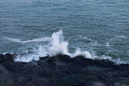 浪花拍打木桥海浪拍打礁石背景