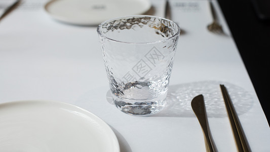 锤纹玻璃杯极简西餐餐具背景