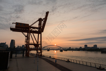 上海滨江绿地日出高清图片