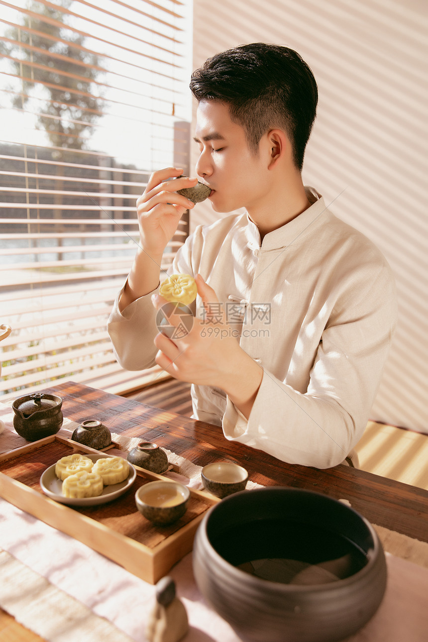 男茶艺师喝茶图片