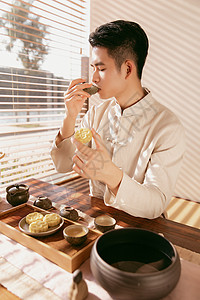男茶艺师喝茶图片