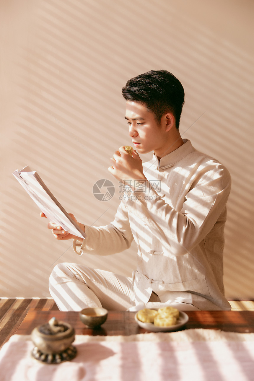 看书喝茶的男性图片