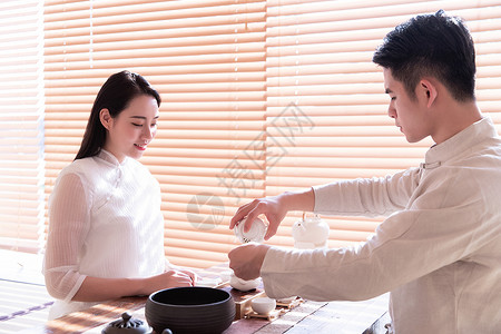 倒茶美女喝奶茶高清图片