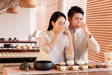 品茶的情侣美女喝奶茶高清图片