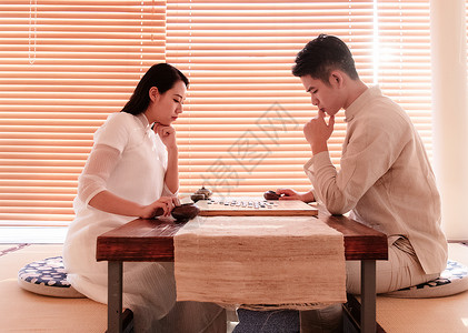 中国风帅哥版下棋的情侣背景
