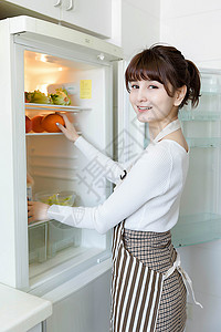 从冰箱里拿果蔬的家庭主妇图片