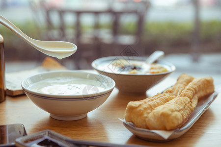 中式早餐荨麻油条高清图片