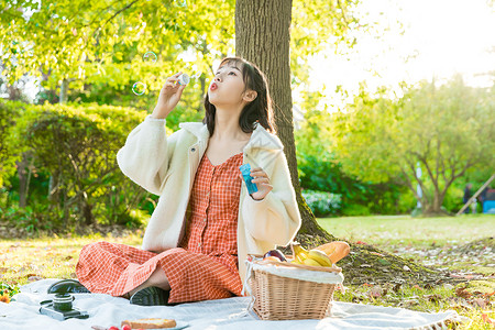 文艺女生吹泡泡高清图片