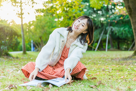 甜美俏皮程潇文艺女性草坪阅读背景