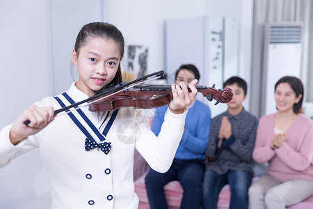 青少年才艺大赛小女孩与家人拉小提琴背景