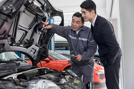 机动车检测维修车间的汽修工人与客户背景