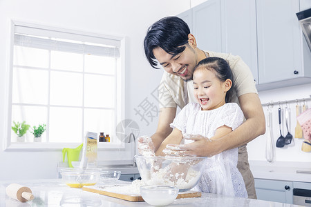 家庭厨房面粉父亲教女儿和面背景