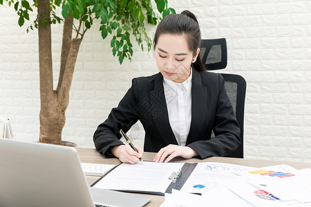 商务女士办公写字图片