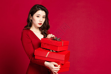 女性手拿红色礼品盒图片