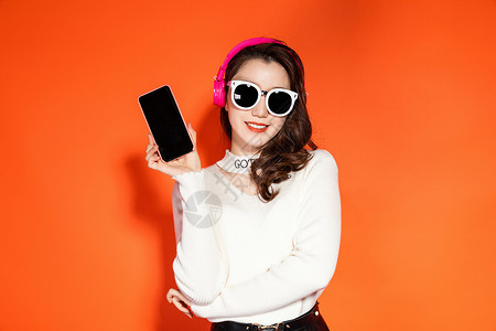 耳机推荐素材时髦女性展示手机背景