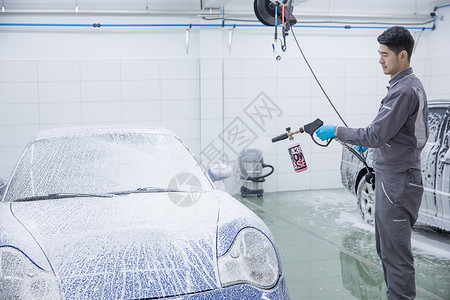 汽车清洗工人洗车图片