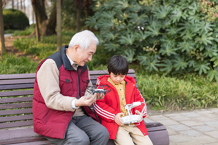 祖孙情爷爷陪孩子玩航模高清图片