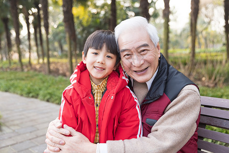 老人和孙子祖孙情爷爷和孙子依偎背景