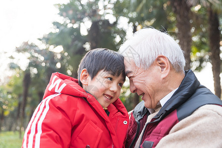 祖孙情爷爷和孙子依偎图片