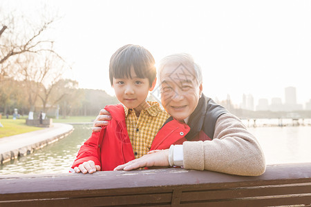 祖孙情夕阳下爷爷和孙子图片