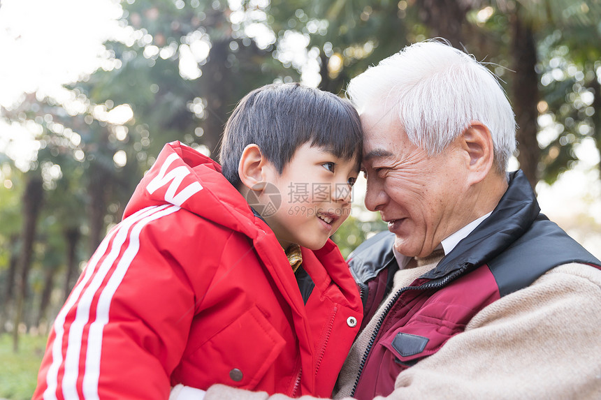 祖孙情爷爷和孙子顶头图片