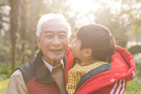 祖孙情夕阳下孙子亲爷爷图片