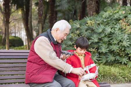 祖孙情爷爷陪孙子玩航模图片