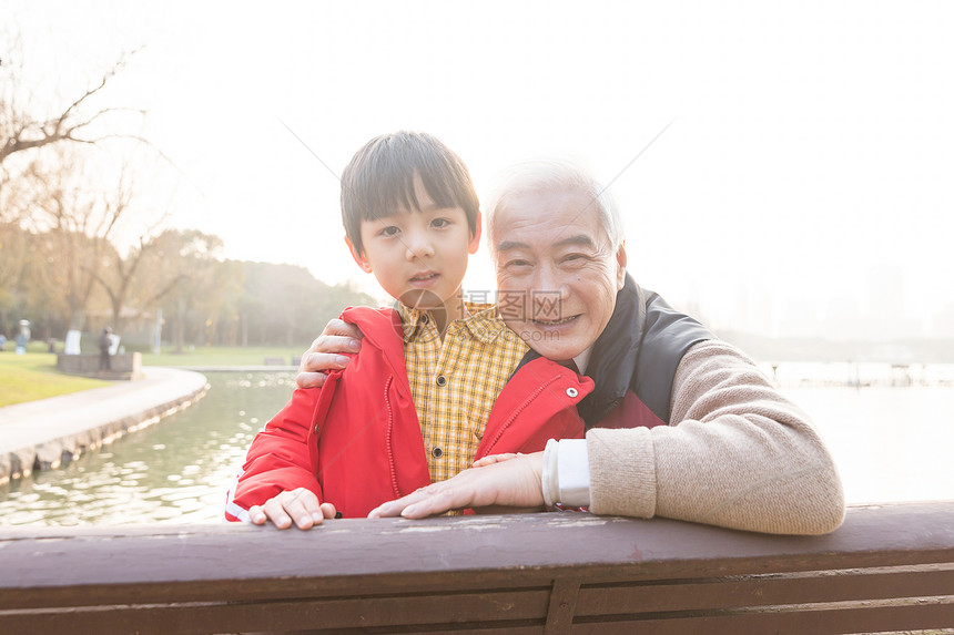 祖孙情夕阳下爷爷和孙子图片