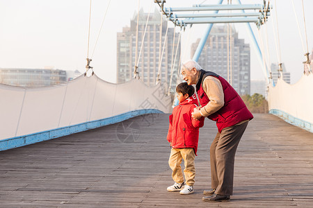 祖孙情爷爷和孙子在桥上看风景图片